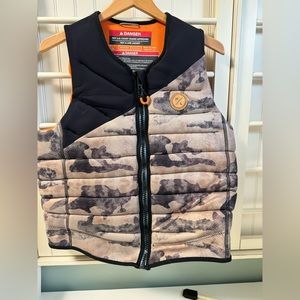 Hyperlite wake Graeme Burress vest